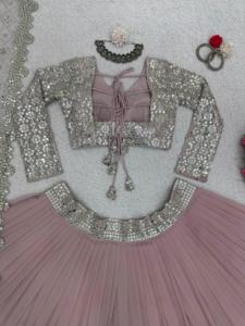 Lehenga Choli de créateur pour mariage avec broderies et sequins - Product Image 4