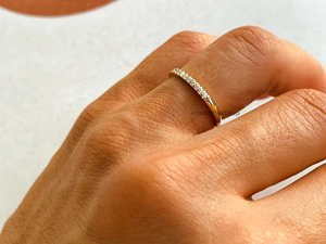 Alliance Moissanite or jaune massif 14 carats avec pierres rondes 0.15 TC, bague empilable assortie, cadeau d'anniversaire pour femme - Product Image 2