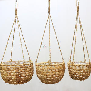 Jardinières suspendues décoratives Artex Dong Thap faites à la main à partir de paniers en jacinthe d'eau et en jonc de mer par Vietnam Artisans - Product Image 1