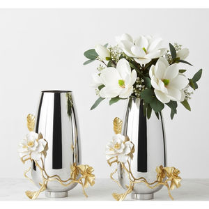 Florero de Acero Inoxidable Hecho a Mano de Lujo con Detalles de Flor de Gardenia en Latón Natural, Centro de Mesa Decorativo para el Hogar - Product Image 1