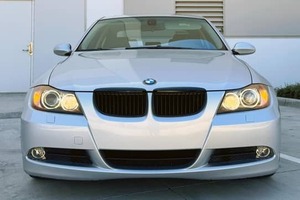 BM-W 330i berline 2006 d'occasion, design emblématique, berline sportive, précision de conduite, performance fiable, à vendre - Product Image 2