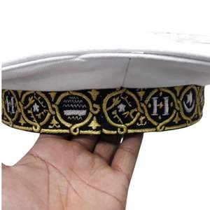 C'est une casquette de bureau blanche à visière avec un emblème du blason croate. - Product Image 4