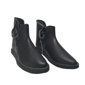 Chaussures médiévales personnalisées en cuir pour hommes Fournisseur de chaussures historiques Chaussures en cuir authentiques du XIVe siècle Semelle souple faites à la main - Product Image 1