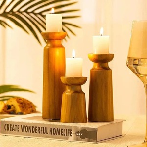 Portavelas de Pilar de Madera de Estilo Moderno y Calidad Premium con Detalles Tallados para Interiores de Hogar de Lujo Disponible al Mejor Precio - Product Image 2