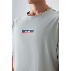เสื้อยืดผู้ชายพิมพ์ลายทรงโอเวอร์ไซส์ เนื้อผ้าฝ้ายแท้ 100% หนานุ่ม สัมผัสนิ่ม รุ่น 88359 - สีสโตน - Product Image 4