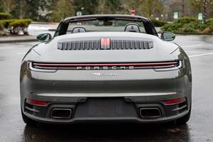 2023 911 Carrera Cabriolet ~4 700 milles, moteur Flat-6 biturbo, pack Premium, vert aventurine métallisé, non modifié - Product Image 4