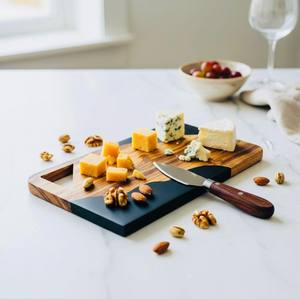 Planche à découper en bois avec résine époxy River Design pièce durable et décorative idéale pour la cuisine ou le cadeau de pendaison de crémaillère - Product Image 1