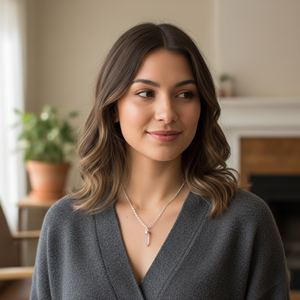 Collar de Moda con Colgante de Cuarzo Rosa en Forma de Bala sobre Cadena de Plata de Ley Chapada en Rodio para Compromiso, Boda y Fiesta - Product Image 4