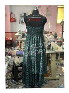 Une robe maxi bohème en bleu sarcelle avec des paillettes et une jupe à plusieurs niveaux Idéal pour les festivals d'été et les occasions décontractées - Product Image 2