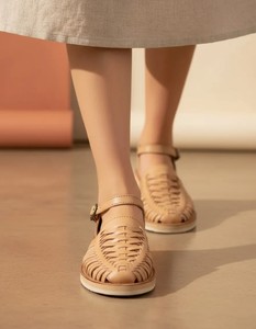 Chaussures de marche décontractées pour femmes, en cuir tressé, à bout fermé, avec bride à boucle et semelle plate. - Product Image 4