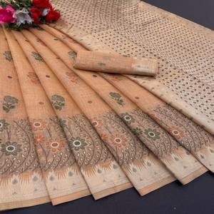 Sari de Algodón Hilado VASTRA COTTAGE con Tejidos Florales de Zari, Borde de Zari en Contraste, Pallu Rico, Combinado con Blusa de Brocado Butti - Product Image 5