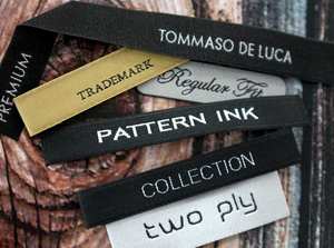 Etiquetas de impresión de prendas de vestir de seda satinada de poliéster con pliegue final de logotipo tejido personalizado hecho en fábrica para marcas de ropa - Product Image 5