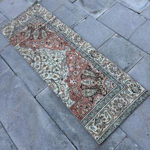 Alfombra Turca Vintage Pequeña de 1.7x4.8 pies (51x146 cm) Alfombra de Lana Roja con Parches y Respaldo de Látex Ecológico - Product Image 4