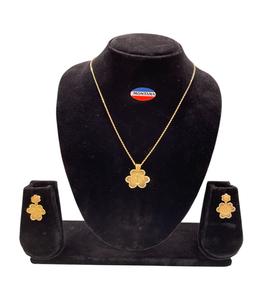 Ensemble de bijoux classiques délicats collier pendentif en forme de cœur creux boucles d'oreilles en pierre naturelle plaqué laiton étanche pour les femmes - Product Image 1