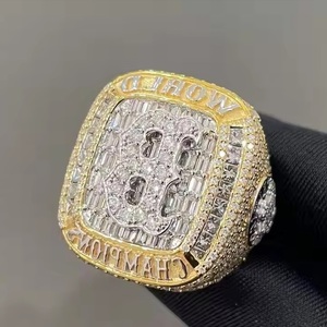 Bague de fiançailles en diamant coupe princesse réglage à 4 broches avec accents latéraux pour mariage et occasions spéciales - Product Image 3