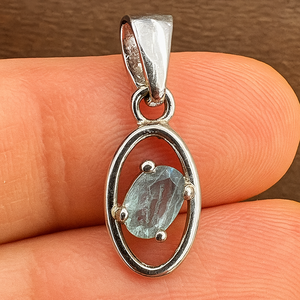 Pendentif Rhaya Jewels en argent sterling 925, style minimaliste, plaqué rhodium, labradorite, taille ovale 6x4 mm, haute qualité, breloques unisexes - Product Image 1