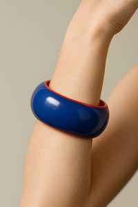 กำไลข้อมือเรซินสีน้ำเงินและแดงกำไลดีไซเนอร์แฮนด์เมดของขวัญสำหรับเพื่อนเจ้าสาวสร้อยข้อมือเรซินสีฟ้าและสีแดงทำด้วยมือที่ไม่ซ้ำใคร - Product Image 3