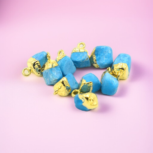 Vente en gros de pendentifs fins et de breloques en cristal de turquoise brute pour la fabrication de bijoux - Product Image 1