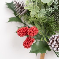 Guirlande murale élégante en forme de branche d'arbre de Noël synthétique de 30 cm avec pommes de pin enneigées et baies vertes traditionnelles