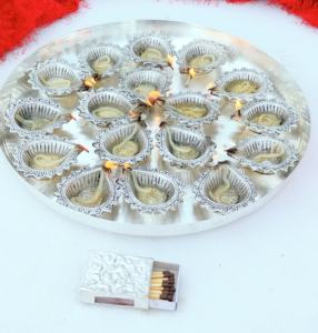 Lampe Diya en métal antique doré fait à la main pour Diwali et mariages Coffret cadeau d'affaires personnalisé deux paons WAX URLI - Product Image 6