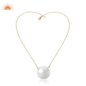 Collier à pendentif rond en laiton texturé pour fêtes et occasions Fabricant de bijoux ethniques et personnalisés - Product Image 2