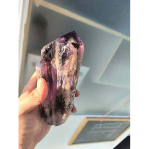 Pointe d'améthyste : Adoptez la tranquillité pour la décoration intérieure et l'harmonie spirituelle. Guérison par les cristaux, Reiki, pointes de pierres précieuses. - Product Image 6