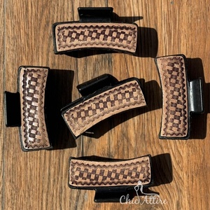 Venta al por mayor de fábrica, pinzas para el cabello rectangulares, pinzas para el cabello de cuero mecanizadas a mano de gran tamaño, pinzas para el cabello de cuero genuino para mujeres - Product Image 1