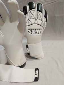 Gants de gardien de but d'extérieur respirants au design personnalisé Gants d'entraînement de football allemands en latex antidérapants fabriqués à partir de cuir de qualité - Product Image 5