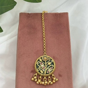 Bijoux de cheveux ethniques de haute qualité en or 916 poli antique avec tikka, traditionnels pour les mariages, collection pour femmes - Product Image 1