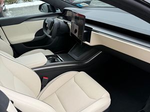 Tesla Model S Plaid 2023, Auto de Bajo Kilometraje, Caja de Cambios Automática, Dirección Suave, Gasolina/Eléctrico, Batería de Litio - Product Image 2
