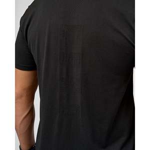 Camiseta AeroFLX+ de Punto Sin Costuras - Negra, Corte Ajustado, Transpirable, Antiarrugas, con Logotipo Estampado - Product Image 2