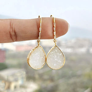 Bijoux en pierre naturelle, cristal d'agate blanche sucrée, boucles d'oreilles pendantes, plaqué or 18 carats, bijoux statement, petit accent en CZ, boucles d'oreilles à crochet - Product Image 2