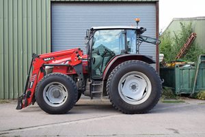 Potente motor en perfecto funcionamiento. Tractores Massey Ferguson 5400 usados en venta. - Product Image 5