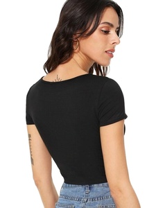 เสื้อยืดครอปสีดำสำหรับผู้หญิงเสื้อครอปแบบเปิดหน้าอกเปิดมีสไตล์ - Product Image 2