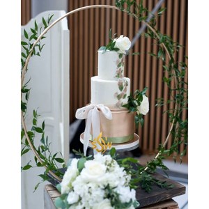 Présentoir à gâteau en métal pour fête de fête le plus vendu fabriqué à la main de créateur au look admirable présentoir à gâteau élégant européen de haute qualité - Product Image 1