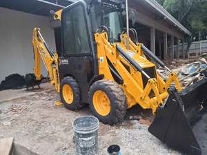 Retroexcavadora de Ruedas JCB 1CX con Enganche Rápido |   Miniexcavadora con Dirección Deslizante |   Accesorio Universal Compatible con Cargador - Product Image 2