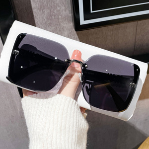 2025 New Fashion UV400 Women's Sunglasses High Quality Titanium Square Frame with Fine <b>Glitter</b> <b>Red</b> Book PC Lens Wholesale - Product Image 4