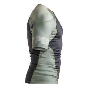 เสื้อแรชการ์ดสำหรับผู้ชาย แขนสั้น ผลิตจากโพลีเอสเตอร์/ไนลอน ระบายอากาศได้ดี ป้องกันรังสียูวี UPF50+ ดีไซน์เรียบแบบโรงงาน - Product Image 2