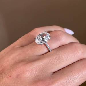 Bague de fiançailles certifiée IGI, solitaire à taille ovale avec bande pavée de diamants ronds - Product Image 3