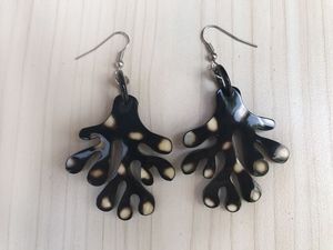 Pendientes en espiral de cuerno natural para medidores de orejas y lóbulos estirados con patrones tribales tallados a mano y acabado crudo - Product Image 3