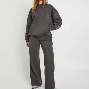 Ensemble de survêtement décontracté pour femme en charbon de bois solide, nouveau design, 2 pièces, écologique, respirant, sweat-shirt à capuche et pantalon de survêtement - Product Image 1