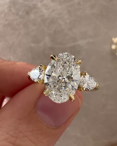 Anillo de Compromiso con Diamante Cultivado en Laboratorio de 3 Quilates, Certificado IGI, Corte Ovalado Central con Piedras Laterales en Forma de Pera en Oro de 14K - Product Image 3