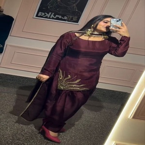 Nueva Tendencia de Moda Elegante, Traje Salwar de Seda Crepé Natural con Trabajo a Mano, Exportador de Moda Femenina, Compras en Línea en India - Product Image 1