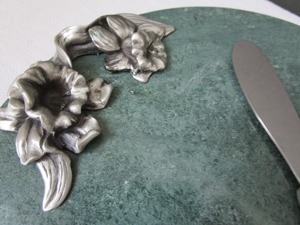 Tabla de Cortar Redonda de Mármol Verde con Diseño Floral, Mango Plateado, Tabla de Cocina Premium para Servir y Regalar, de la India - Product Image 6