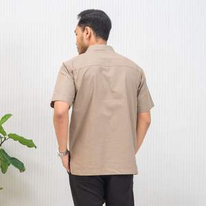 Camisa de manga corta Mocha hecha a mano de Indonesia de la mejor calidad para verano Características Bolsillo asimétrico de retazos de contraste abstracto - Product Image 5