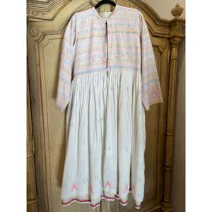 Teej 45 Haut respirant 100% coton tissé brodé à la main avec des touches décoratives élégantes et une détection par l'aiguille - Product Image 2