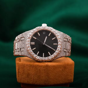 นาฬิกาข้อมือผู้ชายหรูหราประดับเพชรโมอิสซาไนต์สีเงิน ขอบหน้าปัดประดับเพชร หน้าปัดสีดำ ระบบอัตโนมัติ ตัวเรือนสแตนเลส - Product Image 1