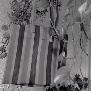 ถุงช้อปปิ้งผ้าไนลอนรีไซเคิลและพลาสติก PP ทอลายทางแบบถักด้วยมือผลิตในตลาดที่เป็นมิตรต่อสิ่งแวดล้อมของอินเดียถุงขายส่ง - Product Image 1