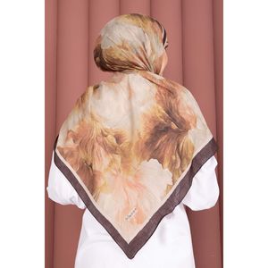 Écharpe carrée imprimée florale Elsa, série style café, avec motif imprimé élégant - Product Image 3