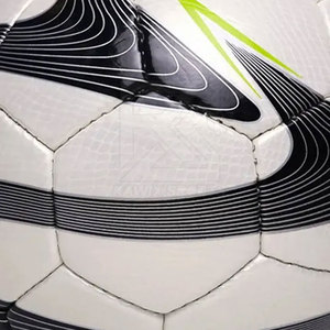 ลูกฟุตบอลพร้อมโลโก้และดีไซน์ตามสั่ง ลูกฟุตบอลเย็บตะเข็บสำหรับฝึกซ้อม ลูกฟุตบอลมืออาชีพ ขายส่ง - Product Image 3